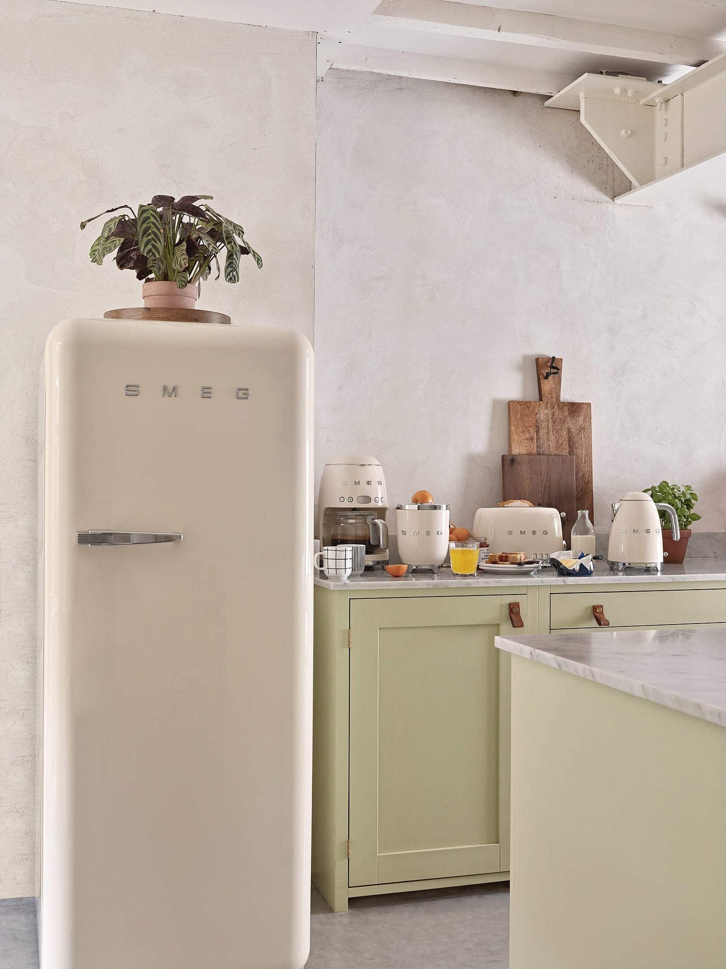 Smeg KLF03CRUK Retro Style Kettle - Cream
